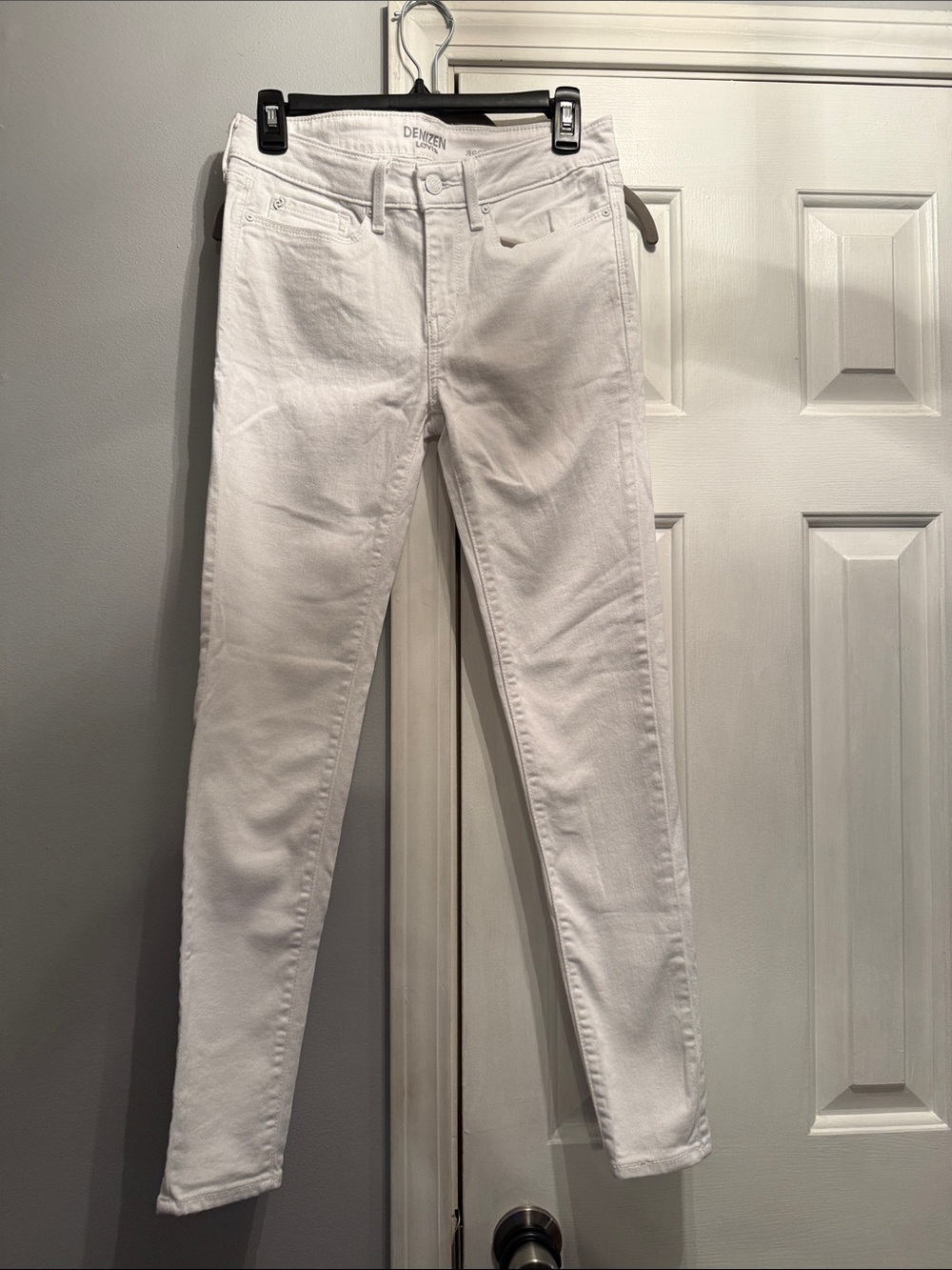 Levi's White Jeans with Tag Detail